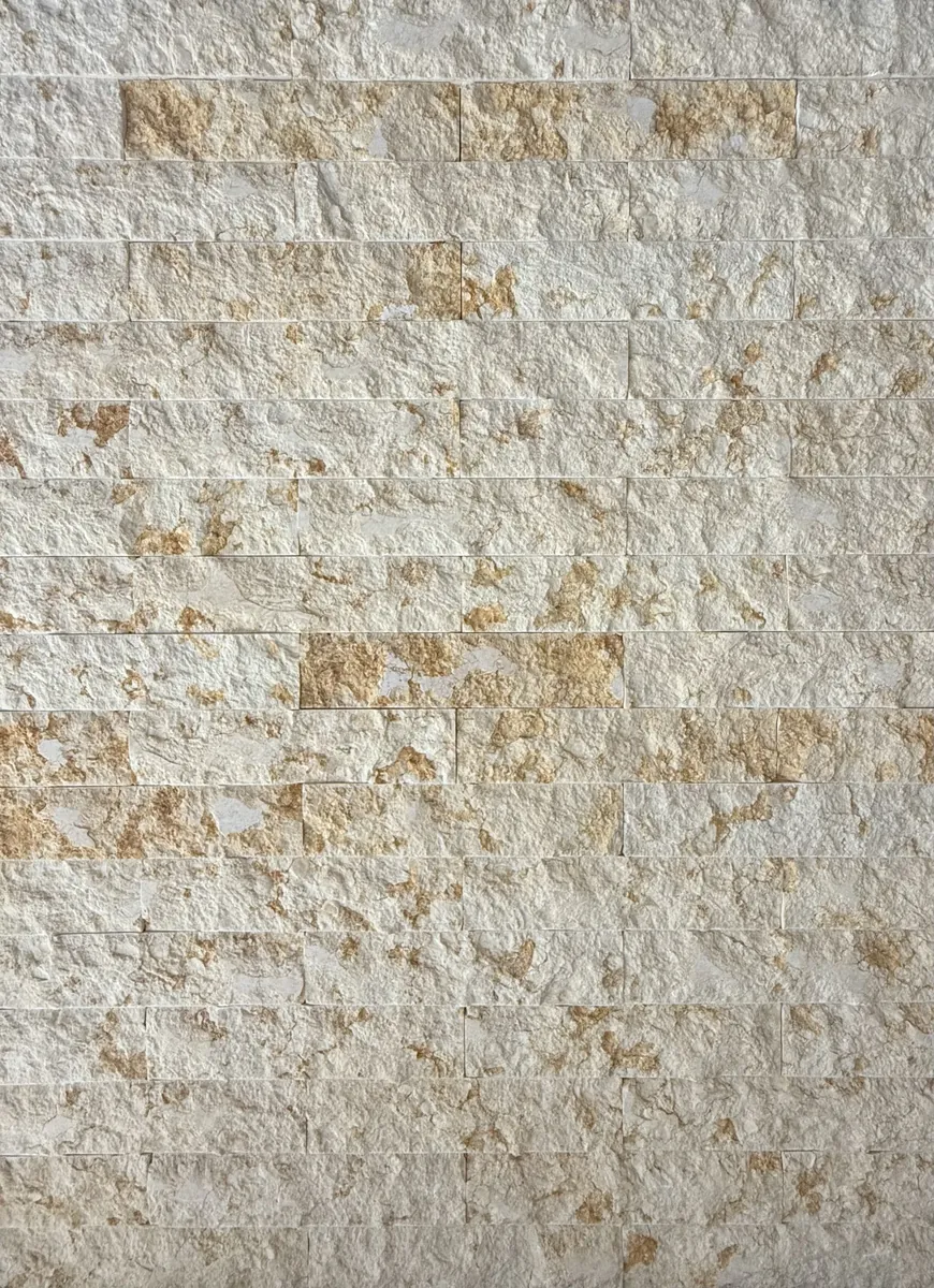 Amostra de Travertino Cairo. Peças retangulares claras com relevo e variações de tons bege.