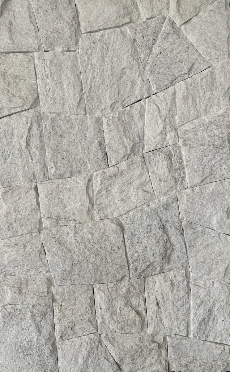 Amostra de Bossa Nova. Peças claras de contorno irregular, com relevo aparente e desenho amplo.