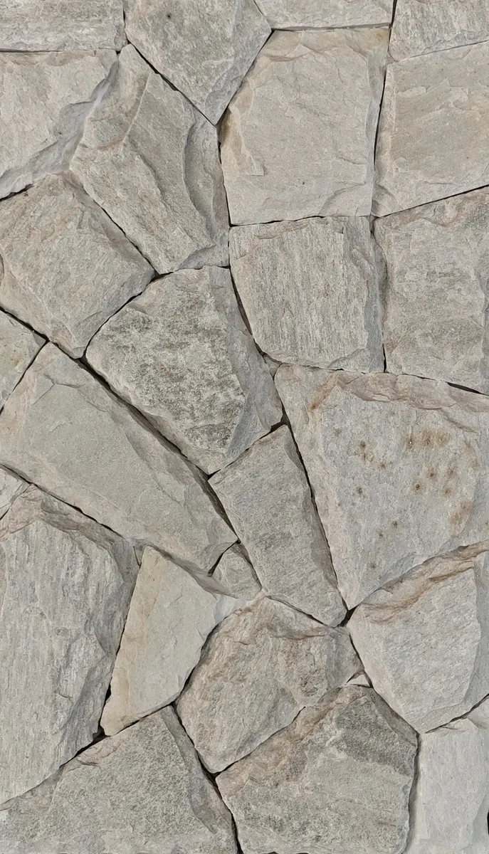 Amostra de Escandinávia. Pedras claras de formas irregulares, com juntas que acompanham o contorno das peças.
