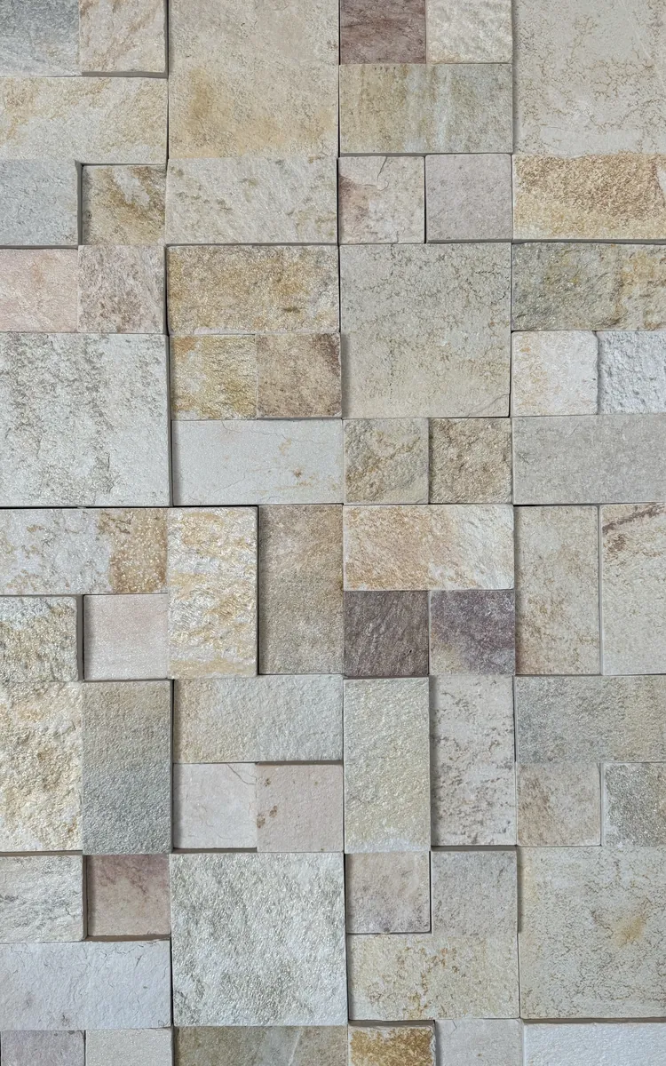 Amostra de Pedra Amarela Mosaico. Mosaico de peças retangulares com variações de altura e tonalidades amareladas.
